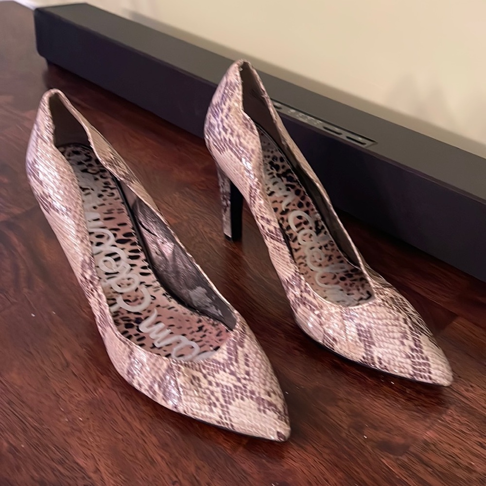 Snake pattern high heels shoes